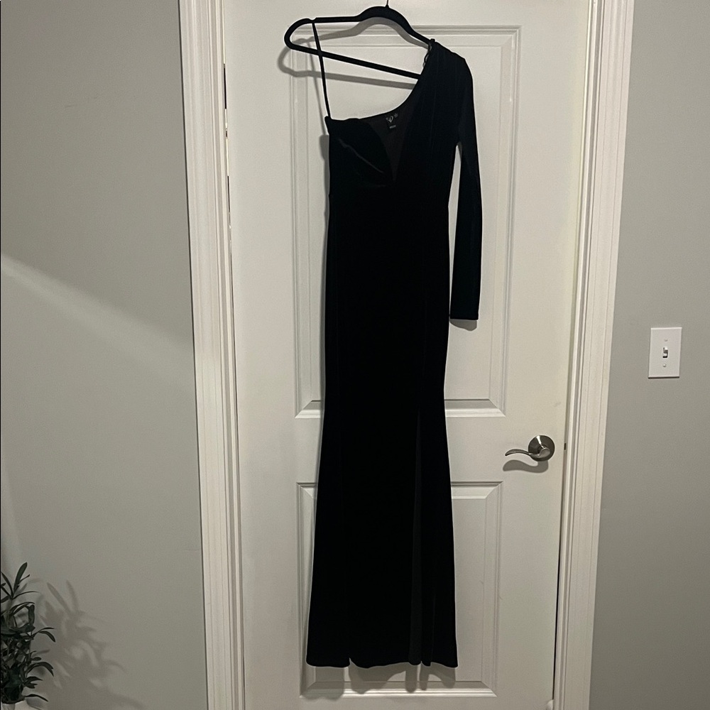 Windsor Black One-Shoulder Gown